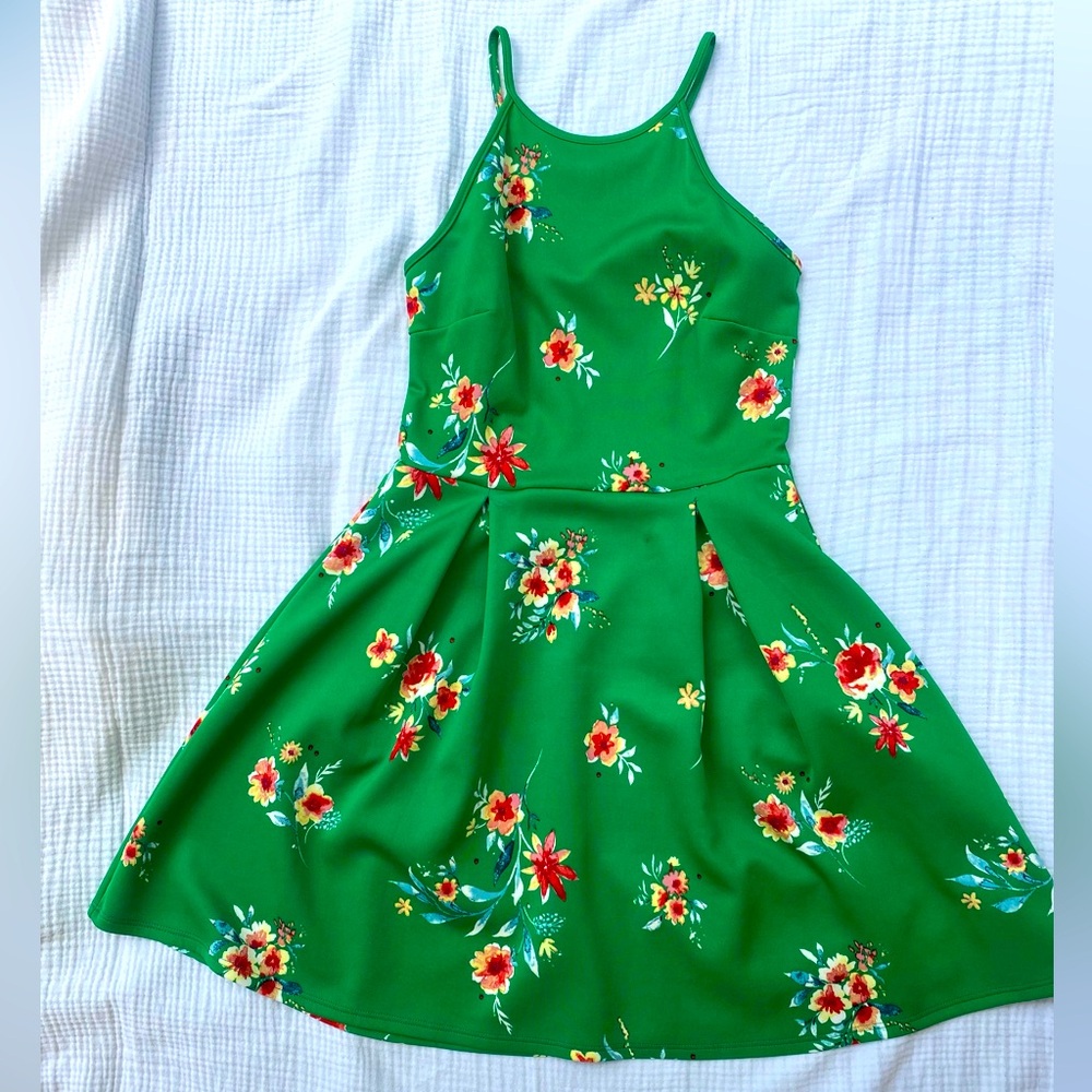 SOPRANO Women’s Size M Green Floral Fit & Flare Cocktail Dress forgiving fabric